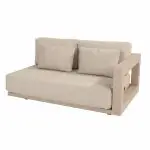 Ein modernes 2,5-Sitzer-Modular-Lounge Sofa in Farbe Latte aus der Serie Metropolitan von 4SO mit zwei großen Rückenkissen und einer soliden Armlehne links, die einen rechteckigen Ausschnitt aufweist. Das minimalistische, kastenförmige Design und die einfachen Linien heben sich von einem weißen Hintergrund ab.
