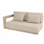 Ein modernes 2,5-Sitzer-Modular-Lounge Sofa in Farbe Latte aus der Serie Metropolitan von 4SO mit zwei großen Rückenkissen und einer soliden Armlehne rechts, die einen rechteckigen Ausschnitt aufweist. Das minimalistische, kastenförmige Design und die einfachen Linien heben sich von einem weißen Hintergrund ab.