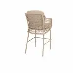 Ein Barhocker aus der Serie Tramonti von 4SO in Latte Gartenmöbel mit einer geflochtenen Rückenlehne und Sitzfläche, Metallbeinen und Armlehnen. Der Stuhl ist aus einer schrägen Rückansicht vor einem schlichten weißen Hintergrund dargestellt.