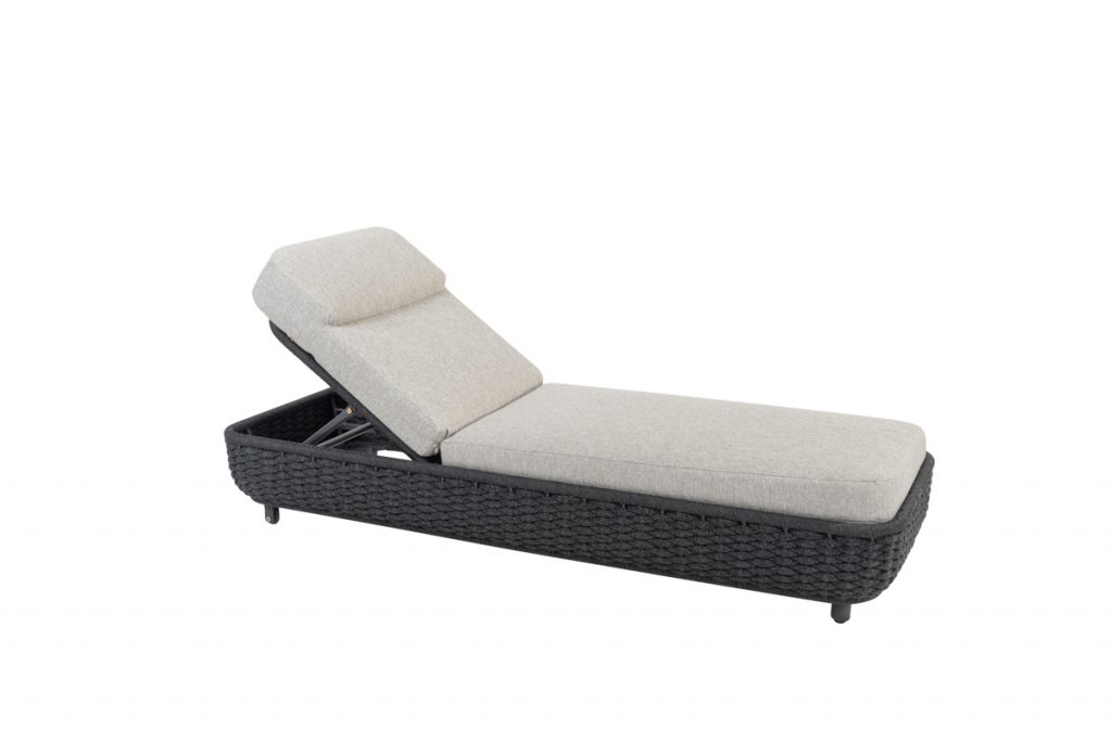 Eine moderne Chaiselongue für den Außenbereich, perfekt als Gartenmöbel in Hamburg, mit einem geflochtenen dunklen Rahmen, einem hellbeigen gepolsterten Sitz und einer verstellbaren Rückenlehne, dargestellt auf einem weißen Hintergrund.