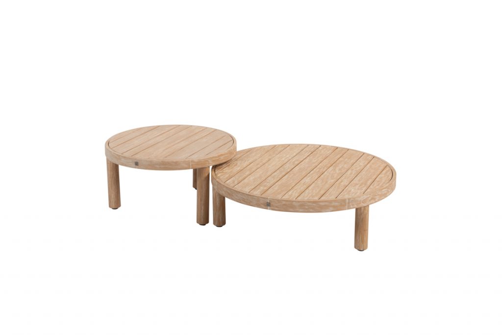 Zwei runde Couchtische aus Holz von 4SO in verschiedenen Höhen und Größen, die nebeneinander auf einem weißen Hintergrund stehen. Die Tische haben ein einfaches Design mit jeweils drei Beinen und eine natürliche Holzoberfläche, ideal für jedes Geschäft oder Gartenmöbel Kollektion.