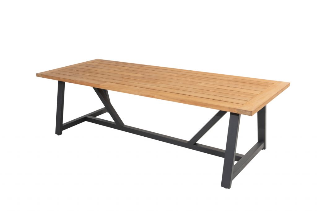 Ein rechteckiger Holztisch mit einer Lattenplatte und schwarzen Metallbeinen, ideal als Gartenmöbel oder Outdoor-Möbel, abgebildet auf weißem Hintergrund.