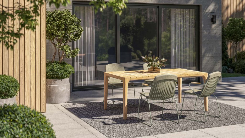 Moderne Außenterrasse mit stilvollem 4SO Outdoor-Möbel - einem Holztisch, vier grünen Stühlen, einer Topfpflanze als Mittelpunkt und üppigem Grün. Große Glastüren reflektieren die Bäume und lassen Licht in das Geschäft und die Wohnung.
