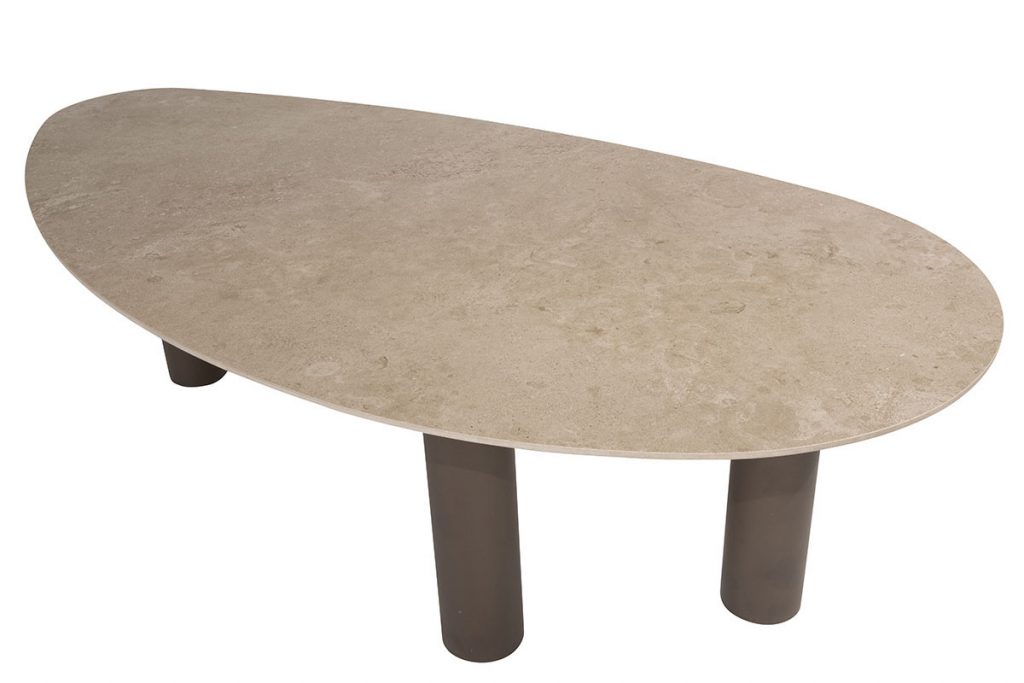Ein moderner, ovaler Tisch mit einer glatten, beigen Steinplatte und drei zylindrischen, dunkelfarbigen Beinen - perfekt als stilvolles 4SO Gartenmöbel für Ihren Außenbereich.