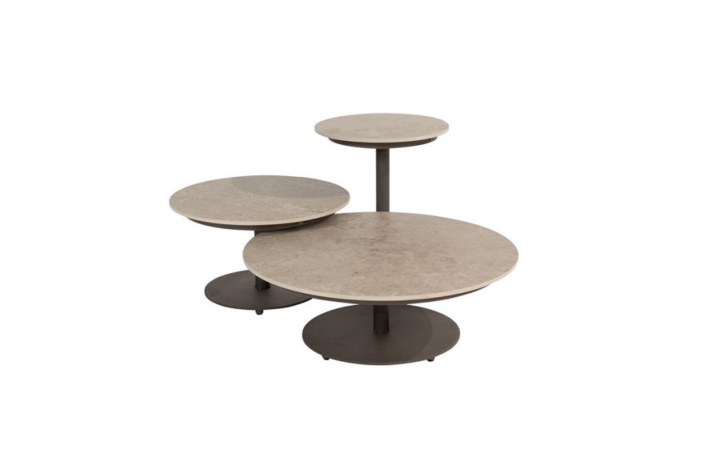 Ein moderner Couchtisch von 4SO mit drei runden, steinähnlichen Flächen in unterschiedlichen Höhen, die jeweils von einem schwarzen Metallsockel und -fuß getragen werden und in einem gestaffelten, sich überlappenden Design angeordnet sind - perfekt für stilvolle Gartenmöbel in jedem Geschäft.