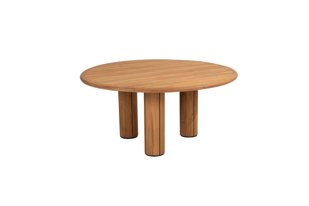 Ein runder Holz-Gartentisch mit drei dicken zylindrischen Beinen, präsentiert auf weißem Hintergrund - ideal für Ihr Gartenmöbel-Geschäft in Hamburg.