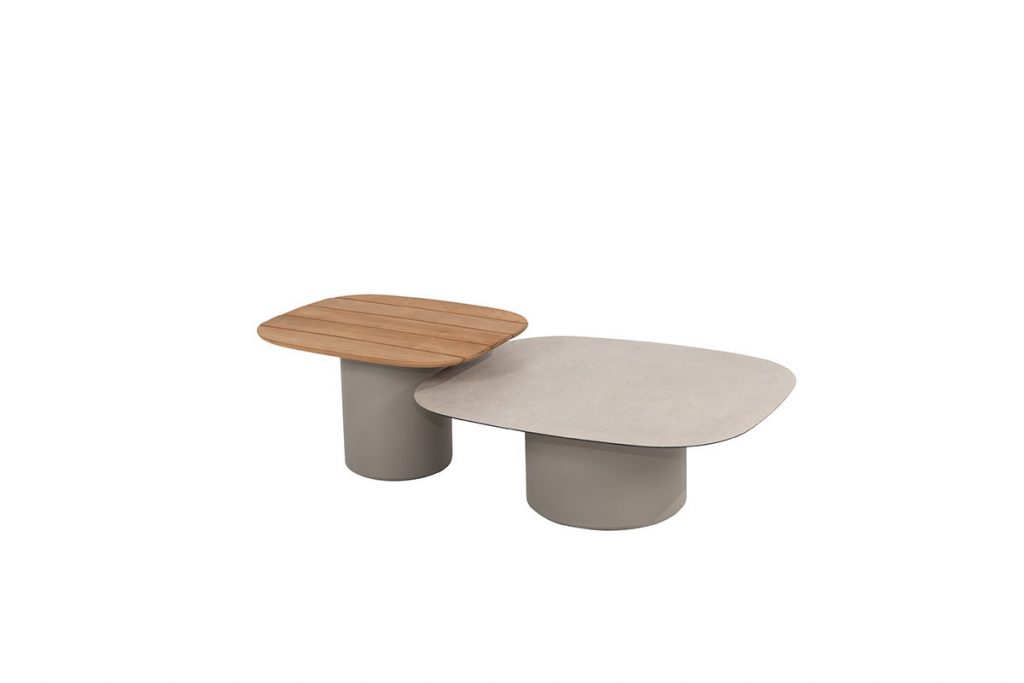 Zwei moderne Nesting-Couchtische von 4SO, perfekt für Ihr Outdoor-Möbel Geschäft. Der eine hat eine Holzplatte und ist etwas höher, der andere hat eine hellgraue Oberfläche; beide haben zylindrische Füße in einem neutralen Ton.
