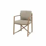 Ein moderner Dining-Stuhl mit Holzrahmen in Farbe Bernstein, geraden Armlehnen und gekreuzten Stützstangen. Die gepolsterte Sitzfläche und Rückenlehne verleihen diesem modernen Möbelstück der Serie Marina von 4SO zusätzlichen Komfort.