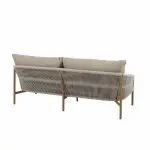 Ein modernes Sofa in der Rückenansicht mit hellbeigen Kissen und Rückenlehne. Das Gestell ist aus Holz mit abgewinkelten Beinen, und die Rückenlehne ist mit vertikal gewebten Seilen oder Kordeln verziert, die ein strukturiertes, luftiges Design vor einem weißen Hintergrund schaffen.