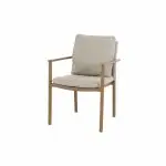 Ein moderner Dining-Stuhl aus der Serie Safina von 4SO, mit hellbraunen Holzbeinen und -rahmen mit gepolsterten Armlehnen. Hellbeige, strukturierte Kissen auf Sitz und Rückenlehne bieten Komfort und einen modernen Look vor einem schlichten weißen Hintergrund.