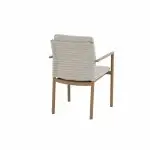 Ein moderner Dining-Stuhl aus der Serie Safina von 4SO, mit hellbraunen Holzbeinen und -rahmen. Die Rückenlehne und der Sitz sind mit hellbeigem Stoff gepolstert, der mit dezenten horizontalen Nähten für einen schlichten, minimalistischen Look sorgt.