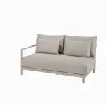 Ein modernes, 2,5-Sitzer Modular-Lounge-Sofa der Serie Mykonos von 4SO in Farbe latte mit einer Armlehne auf der rechten Seite, mit zwei großen Rückenkissen und zwei kleineren passenden Kissen, auf einem minimalistischen Metallgestell. Gartenmöbel bei 1001-Sommer kaufen für stilvollen Komfort im Freien.