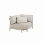 Dieses moderne Eckmittelteil aus der Serie Mykonos von 4SO ist ein minimalistisches Modular-Lounge-Sofa mit drei passenden Plüschkissen, abgewinkelten Rückenlehnen und stabilen kurzen Beinen. Die weiche, strukturierte Polsterung hebt sich von einem schlichten weißen Hintergrund ab.