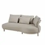 Ein modernes Farbe latte Modular-Lounge Sofa 3-Sitzer aus der Serie Mykonos von 4SO, mit drei großen und zwei kleineren rechteckigen Kissen. Das Sofa hat eine abgerundete, asymmetrische Sitzfläche und ein minimalistisches Metallgestell mit kurzen Beinen vor einem weißen Hintergrund.