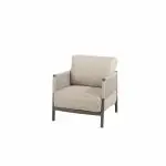 Der Living-Sessel aus der Serie Savanne von 4SO ist ein moderner Sessel mit hellbeiger, gepolsterter Sitzfläche und Rückenlehne, geflochtenen Armlehnen und einem schlichten dunkelbraunen Holzgestell, fotografiert vor einem schlichten weißen Hintergrund.