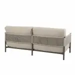 Dieses moderne Living-Sofa aus der Serie Savanne von 4SO ist ein 3-Sitzer mit hellbeige gepolsterter Sitzfläche und Rückenlehne, dunkelgrauem Metallgeflechtrahmen, zwei unterschiedlichen Kissen, vier schlanken Beinen und einem schlichten weißen Hintergrund.