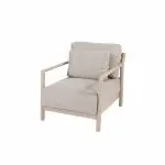 Ein gepolsterter Sessel in Farbe latte mit einem Holzrahmen, geraden Armlehnen und Beinen. Dieser moderne und minimalistische Sessel ist mit einem hellen, strukturierten Stoff gepolstert und gehört zur Serie Mykonos von 4SO - ideale Gartenmöbel bei 1001-Sommer kaufen.