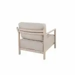 Ein moderner Mykonos Living-Sessel in der Farbe latte mit hellem Holzrahmen und beigen Kissen, schräg gestellt, um seine klaren Linien und sein minimalistisches Design zu betonen. Dieser moderne Stuhl passt perfekt in jeden Raum und steht auf einem schlichten weißen Hintergrund.