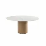 Ein moderner Colorado Diningtisch Rund mit Keramik/Travertin Tischplatte und einem einzelnen, zylindrischen, bernsteinfarben Bein. Dieses minimalistische Stück, inspiriert von Keramik/Travertin-Finish, bringt eleganten Stil in jeden Raum und eignet sich sowohl für den Innenbereich als auch als Gartenmöbel.