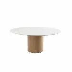 Ein moderner runder Low-Diningtisch aus der Serie Colorado von 4SO mit einer glatten weißen Platte aus Keramik/Travertin und einem bernsteinfarben zylindrischen Bein. Dieses minimalistische Gartenmöbel betont klare Linien und schlichte Eleganz vor einem schlichten weißen Hintergrund.