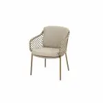Der beige gepolsterte Dining-Stuhl aus der Serie Martinique von 4SO zeichnet sich durch hellbraune Metallbeine, eine abgerundete Rückenlehne und geflochtene Seildetails an den Armen und der Rückenlehne vor einem schlichten weißen Hintergrund aus.