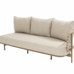 Dieses moderne beigefarbene Sofa aus der Serie Martinique von 4SO ist ein modulares Loungesofa mit drei Rückenkissen und einer einzigartigen geflochtenen rechten Armlehne. Schlanke Beine aus hellem Holz und ein offenes Design verleihen diesem 3-Sitzer mit Armlehne links einen minimalistischen Reiz.