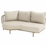 Ein modernes, beiges Modular-Lounge-Sofa mit Armlehne rechts aus der Serie Martinique von 4SO, mit drei plushen Rückenkissen, rattanbesetzter Seite und schlanken Metallbeinen. Offenes Design und sanfte Polsterung ideal für Terrasse oder Lounge.