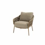 Ein moderner Sessel der Serie Biarritz mit hellbraunen Metallbeinen, geflochtenen durchbrochenen Seiten und beigen Sitz- und Rückenkissen. Dieser Low-Dining-Stuhl zeichnet sich durch ein modernes, minimalistisches Design mit weichem Komfort und einem luftigen Rahmen vor einem schlichten weißen Hintergrund aus.