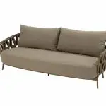Ein modernes, beigefarbenes 3-Sitzer-Living-Sofa aus der Serie Biarritz von 4SO, mit zwei großen Rückenkissen, einer glatten Sitzfläche, schlanken Beinen und Armlehnen mit offenem Seilgeflecht - perfekt für ein modernes Wohnzimmer oder eine Lounge.