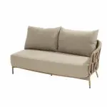 Ein modernes beiges 2,5-Sitzer Modular-Lounge-Sofa aus der Serie Biarritz von 4SO mit zwei großen Rückenkissen, einem minimalistischen Sitz und schlanken Holzbeinen. Die linke Armlehne dieses Modular-Lounge-Sofas hat ein offenes, geflochtenes Design, das dem Sofa einen modernen und luftigen Look verleiht. Der Hintergrund ist einfarbig weiß.