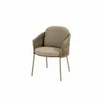 Ein bernsteinfarbener Dining-Stuhl aus der Serie Molina von 4SO mit runder, gepolsterter Rückenlehne und Sitzfläche in Stoff. Geflochtene Seile an den Seiten sorgen für Struktur, während die schlanken Metallbeine den Ton angeben - Gartenmöbel 1001-Sommer. Einfarbig weißer Hintergrund.