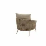 Ein moderner Living-Sessel aus der Serie Molina von 4SO: Dieser runde Lounge-Sessel hat einen geflochtenen beigen Rahmen, der leicht nach rechts geneigt ist, mit dünnen Metallbeinen und einem dicken, leichten Kissen - alles vor einem schlichten weißen Hintergrund. Gartenmöbel im 1001-Sommer-Stil.