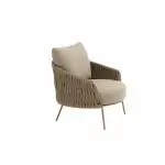 Ein moderner Living-Sessel aus der Serie Molina von 4SO mit abgerundeter Sitzfläche, plüschigem Rückenkissen und geflochtenen Details. Mit schlanken Metallbeinen und minimalistischem Design steht dieses Gartenmöbel von 1001-Sommer vor einem schlichten weißen Hintergrund.