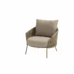 Dieser bernsteinfarbene Living-Sessel aus der Serie Molina von 4SO verfügt über eine gepolsterte Sitzfläche und Rückenlehne, geflochtene Seilseiten und dünne Metallbeine. Sein modernes, minimalistisches Design macht ihn zu einem perfekten Stück für jede Gartenmöbel-Kollektion.