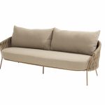 Ein modernes bernsteinfarbenes Living-Sofa aus der Serie Molina von 4SO mit zwei großen Rückenkissen, geflochtenen Seildetails an den Seiten und der Rückenlehne und schlanken Metallbeinen. Dieses moderne Gartenmöbel hebt sich von einem schlichten weißen Hintergrund ab.