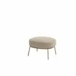 Kleiner, runder, beiger Hocker mit gepolsterter Platte und vier schlanken Metallbeinen. Der Hintergrund ist schlicht weiß und unterstreicht das minimalistische Design des Hockers.