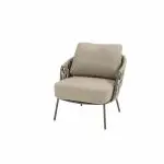 Ein moderner Low-Dining-Stuhl aus der Serie Mallorca von 4SO, mit Kissen in Farbe terre und einer geflochtenen Rückenlehne, die von schlanken schwarzen Metallbeinen getragen wird. Der Stuhl ist vor einem schlichten weißen Hintergrund abgebildet.