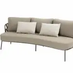 Modernes Low-Dining-Sofa in Farbe terre mit geschwungener Sitzfläche, drei passenden Rückenkissen, zwei kleineren weißen Kissen und schwarzen Metallbeinen aus der Serie Mallorca von 4SO, mit offenem Rahmen und weißem Hintergrund.