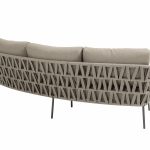 Ein modernes Low-Dining-Sofa aus der Serie Mallorca von 4SO in Farbe terre, mit drei hellbeigen Kissen und einer Rückenlehne aus geflochtenem, taupefarbenem Seil mit geometrischem Muster, getragen von schlanken schwarzen Metallbeinen. Abgebildet von hinten auf weißem Hintergrund.