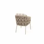 Ein Dining-Stuhl aus der Serie Beverly von 4SO mit geometrischem Muster an Rücken und Seiten, schlanken Beinen und einem Streifenkissen in Farbe latte. Der Stuhl steht vor weißem Hintergrund, leicht schräg von hinten links gezeigt.