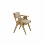 Ein Dining-Stuhl aus der Serie Mats von 4SO Gartenmöbel mit abgewinkelten Beinen und Armlehnen, mit einer beige gepolsterten Sitzfläche und Rückenlehne. Sein minimalistisches, modernes Design hebt natürliches Teakholz vor einem schlichten weißen Hintergrund hervor.