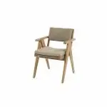 Ein moderner Dining-Stuhl mit einem Gestell aus Teakholz, abgewinkelten Beinen und flachen Armlehnen. Die beige gepolsterte Sitzfläche und Rückenlehne haben klare, minimale Linien, die mit dem natürlichen Holz kontrastieren - eine schicke Option für Esszimmerstühle oder Gartenmöbel. Der Hintergrund ist schlicht weiß.