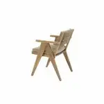 Ein moderner Mats Dining-Stuhl von 4SO aus Holz mit abgewinkelten Beinen und Armlehnen, mit hellbeiger gepolsterter Sitzfläche und Rückenlehne. Der Stuhl ist aus Teakholz gefertigt und wird schräg vor einem schlichten weißen Hintergrund gezeigt.