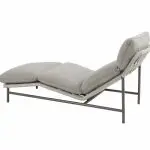 Moderne Sonnenliege Tahiti von 4SO mit minimalistischem schwarzen Metallgestell und hellgrauen Polsterkissen in Farbe Terre. Sitzfläche, Rückenlehne und Beinstütze bieten Komfort in einem schlichten, modernen Design vor einem schlichten weißen Hintergrund.