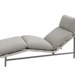 Eine moderne, minimalistische Sonnenliege aus der Kollektion Tahiti von 4SO mit Polsterung in terre und schwarzem Metallgestell. Die schlanken Linien und die hochgezogenen Beine machen sie zu einem perfekten Stück zeitgenössischer Gartenmöbel.