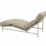 Die moderne, minimalistische Sonnenliege Tahiti von 4SO in Farbe Latte verfügt über dicke, abgewinkelte beigefarbene Kissen auf einem schlanken Metallrahmen. Weiche und plüschige Sitzflächen, einfache Linien - das perfekte Gartenmöbel für jeden modernen Außenbereich.