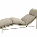Eine Tahiti Sonnenliege von 4SO mit einem hellbeigen Metallgestell und dicken, gepolsterten Sitzflächen. Dieses ergonomische Gartenmöbel verfügt über eine erhöhte Kopfstütze, eine Beinauflage und eine Polsterung in Farbe Latte für ein komfortables und stilvolles Aussehen.