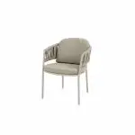 Ein moderner Diningstuhl aus der Serie Calma von 4SO mit einem gepolsterten Sitz und Rückenlehne in Farbe Latte. Vier schlanke Beine und geflochtene Armlehnen schaffen einen minimalistischen, eleganten Optik-Perfekt als stilvolles Gartenmöbel.