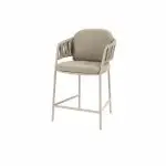 Ein moderner High-Dining-Stuhl in Farbe Latte mit hellbeigem Metallgestell, abgerundeter, gepolsterter Rückenlehne und Sitzfläche sowie offenen Seiten mit geflochtenem Seil - perfekt als Gartenmöbel und Teil der Serie Calma von 4SO.