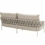 Ein Living-Sofa 3-Sitzer Calma von 4SO mit zwei großen Rückenkissen, einem Metallrahmen und geflochtenen Seildetails entlang der Rückenlehne und den Seiten in Farbe Latte, perfekt als stilvolles Gartenmöbel, gezeigt aus einem hinteren Winkel vor einem weißen Hintergrund.